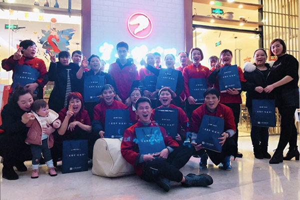 守柴炉北京烤鸭加盟店合影