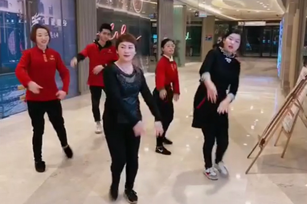 守柴炉北京烤鸭加盟店舞蹈