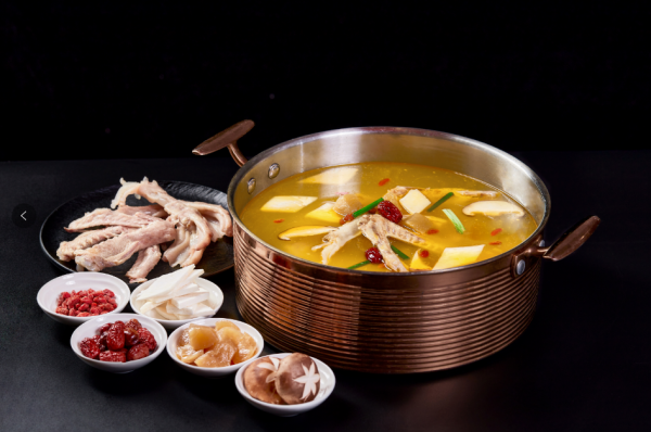 酸萝卜鸭掌翅汤锅