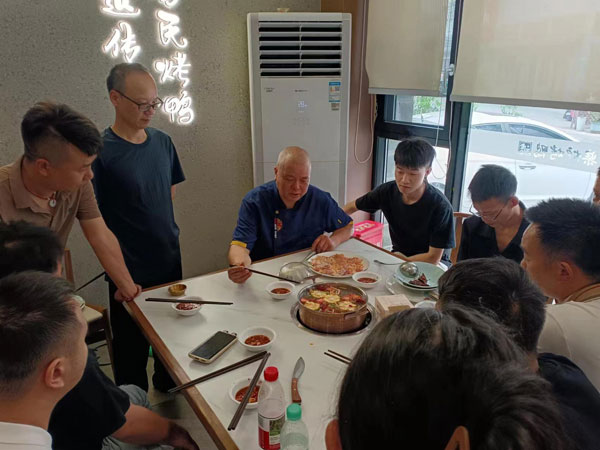守柴炉烤鸭总厨开展门店经理标准化菜品专项培训